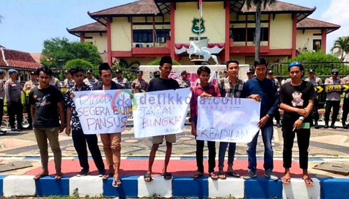 Aksi Gardaraya di depan Kantor DPRD Sumenep.