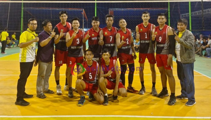 Tim PBV Libas asal Kecamatan Ambunten usai bertanding di Turnamen Voli Bupati Sumenep Cup di Lapangan Bumi Rental 88, Kec. Rubaru.