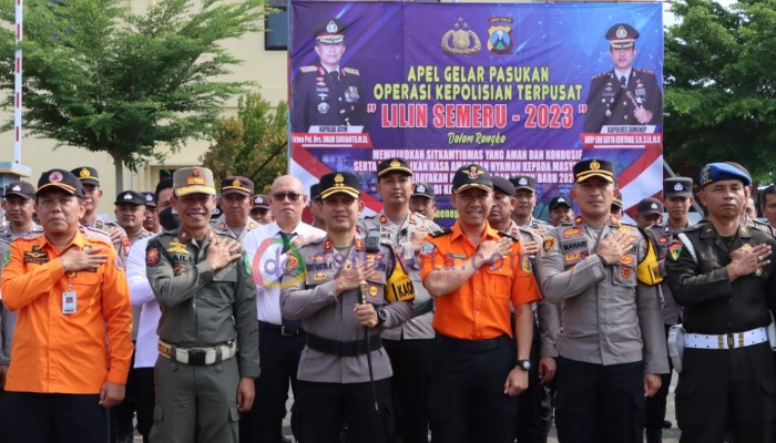 Kapolres Sumenep, AKBP Edo Satya Kentriko foto bersama dengan petinggi stake holder usai gelar Apel Operasi Lilin 2023.