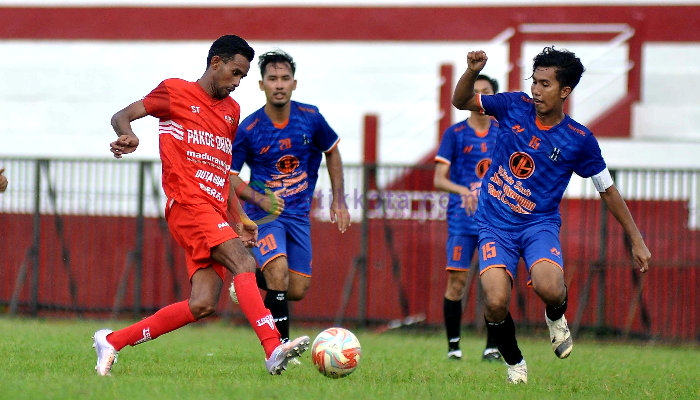 Laga uji coba Perssu Madura City melawan Mitra FC di GOR A. Yani Panglegur.
