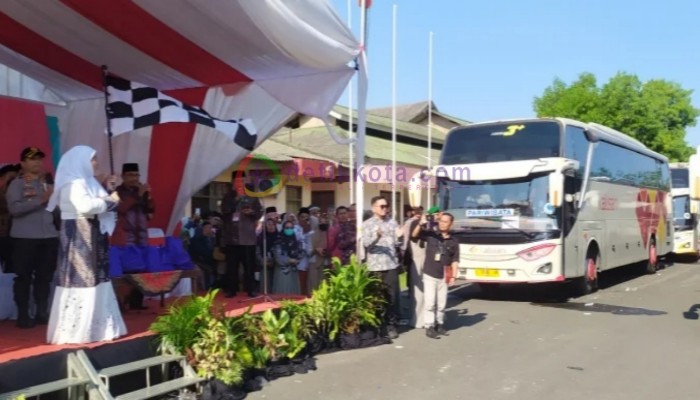 Wakil Bupati Hj. Dewi Khalifah melepas keberangkatan jemaah calon haji 2023 asal Kabupaten Sumenep beberapa waktu lalu.