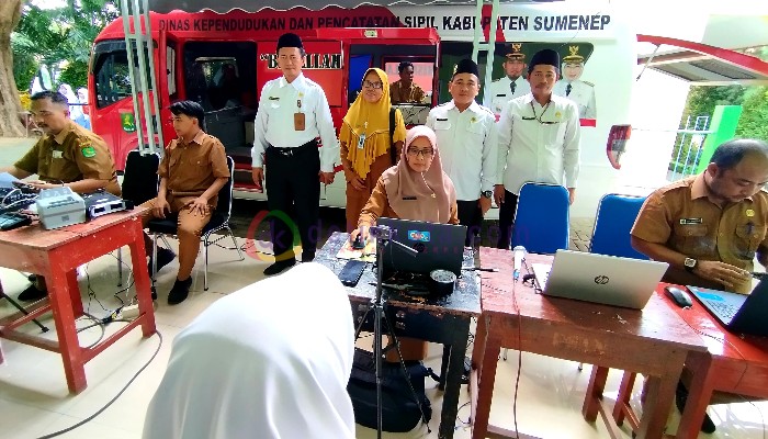 Proses perekaman data elektronik untuk e-KTP di halaman MAN Sumenep.