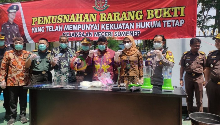 Pemusnahan barang bukti sabu dari kasus yang telah berkuatan tetap oleh Kejari Sumenep.