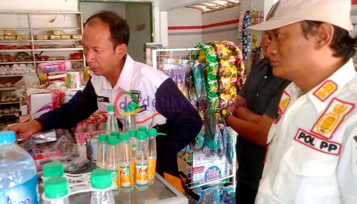 Tim Gabungan Pemkab Sumenep melakukan operasi ke sejumlah toko untuk meminimalisir peredaran rokok tanpa pita cukai.