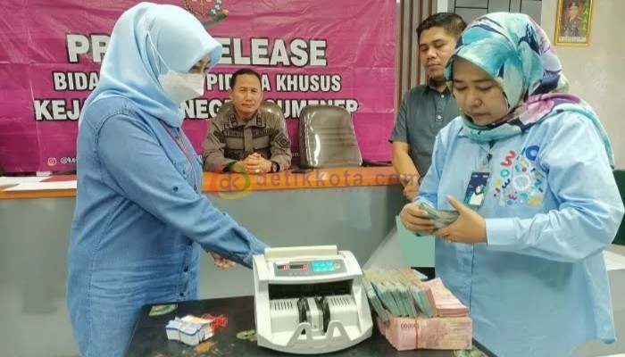 Kajari Sumenep, Trimo menyaksikan pengembalian uang denda terpidana gedung Dinkes Sumenep.