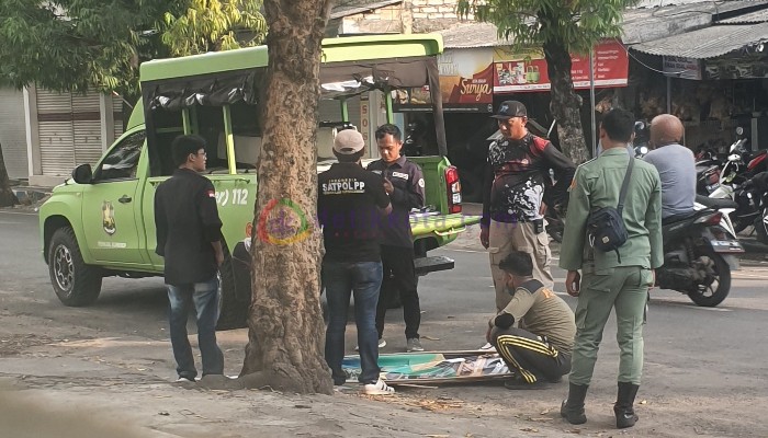 Panwascam dan Petugas Satpol PP menurunkan APK Pemilu 2024 yang melanggar di wilayah Kec. Kota Sumenep.