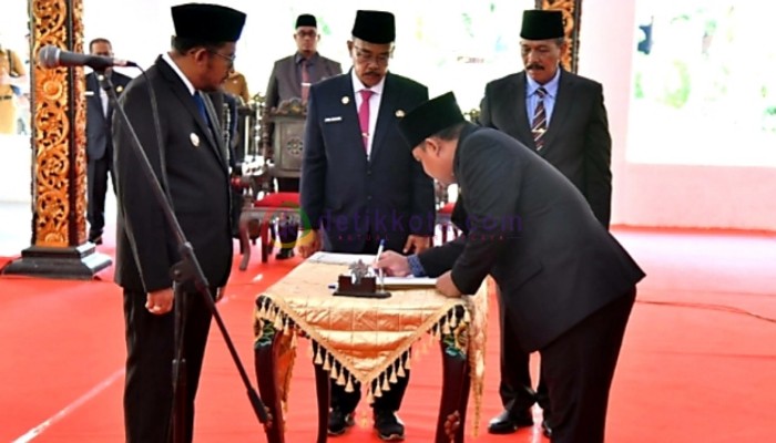 Bupati H. Achmad Fauzi Wongsojudo diacara pelantikan sejumlah pejabat di Lingkungan Pemkab. Sumenep.