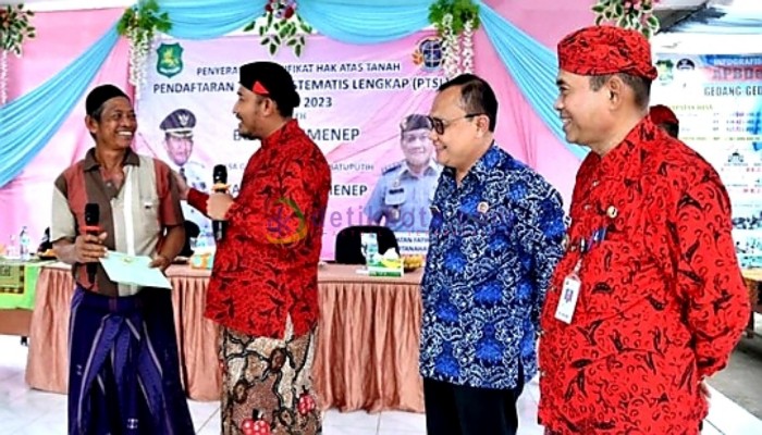 Bupati Sumenep, H. Achmad Fauzi Wongsojudo menyerahkan sertifikat dalam program PTSL 2023 beberapa waktu lalu.