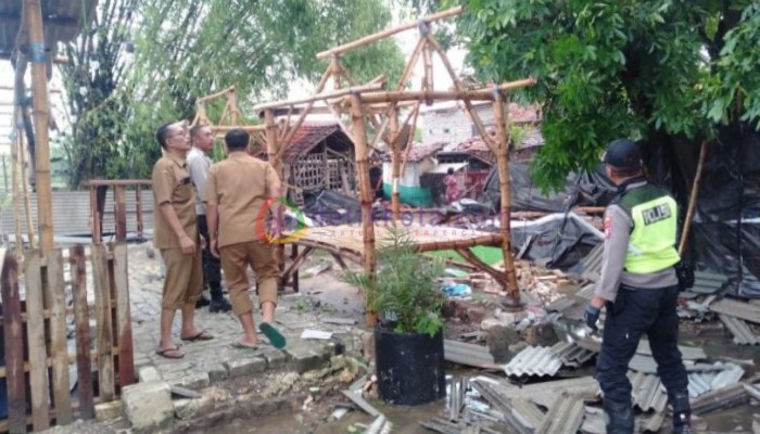 Petugas gabungan melakukan pembersihan puing-puing reruntuhan bangunan rusak akibat terjangan hujan disertai angin kencang.