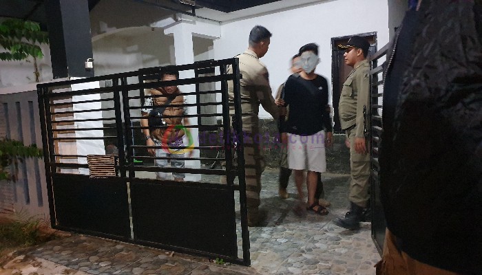 LGH (kaos hitam) saat diamankan Petugas Satpol PP di salah satu rumah di Perumahan Bumi Sumekar Asri, Kolor.