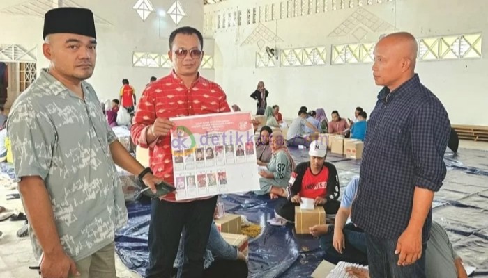 Sejumlah pekerja melakukan sortasi dan pelipatan surat suara Pemilu 2024 di Gudang Logistik KPU Sumenep.