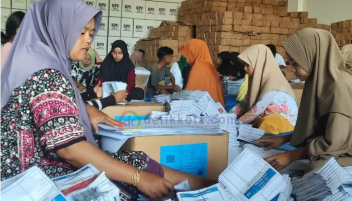 Proses sortasi dan pelipatan surat suara Pemilu 2024 di gudang KPU Sumenep.