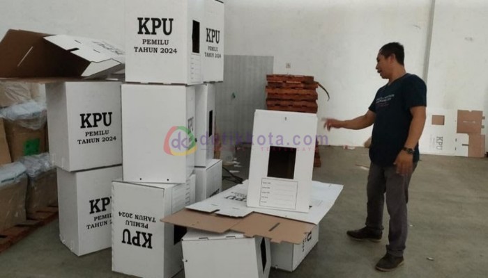 Petugas KPU Sumenep menunjukkan kotak suara pemilu yang diketahui rusak saat proses perakitan.