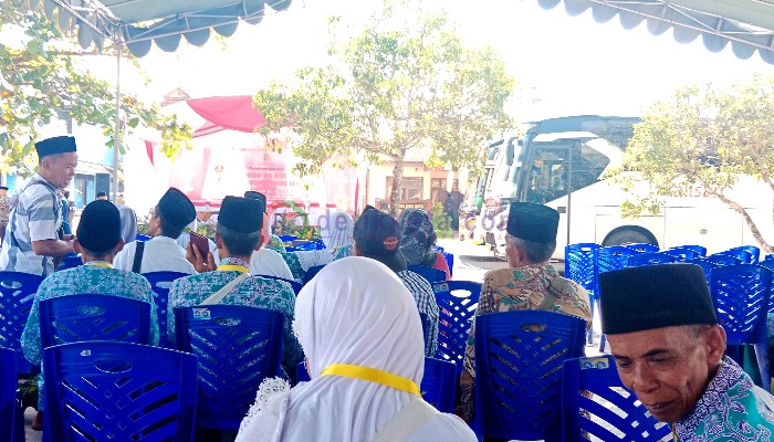 Sejumlah calon jemaah haji mulai melakukan pelunasan Bipih di halaman Kantor Kemenag Sumenep.