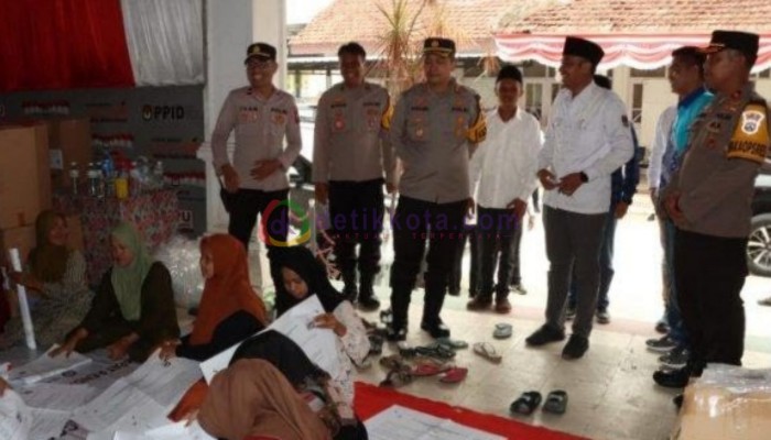 Kapolres Sumenep, AKBP Henri Noveri Santoso didampingi Ketua KPU setempat, Rahbini mengecek proses sortasi dan pelipatan surat suara Pemilu 2024.