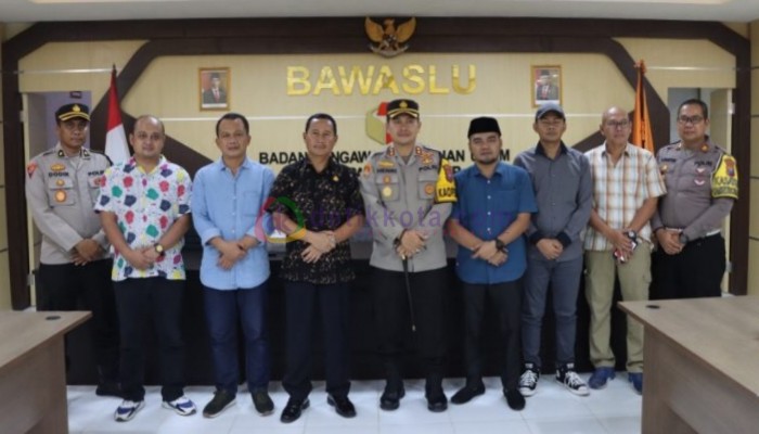 Kapolres Sumenep, AKBP Henri Noveri Santoso dan Kajari Sumenep, Trimo foto bersama Komisioner Bawaslu setempat.