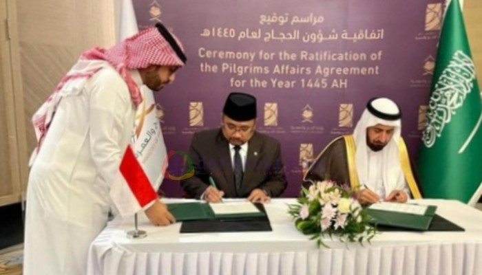 Menteri Agama RI Yaqut Cholil Qoumas (tengah) dan Menteri Haji dan Umrah Arab Saudi Tawfiq F. Al-Rabiah saat penandatanganan Ta'limatul Hajj 2024.