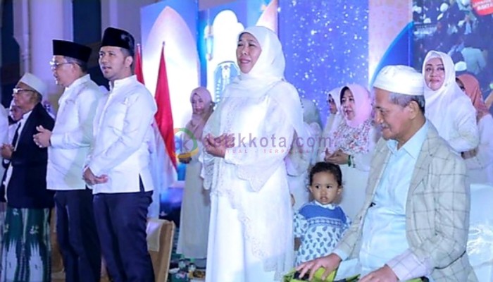 Gubernur Jatim Kfofifah Indar Parawansa didampingi Wagub Emil Elestianto Dardak saat acara Perayaan Tahun Baru 2024 di Masjid Al-Akbar, Surabaya.