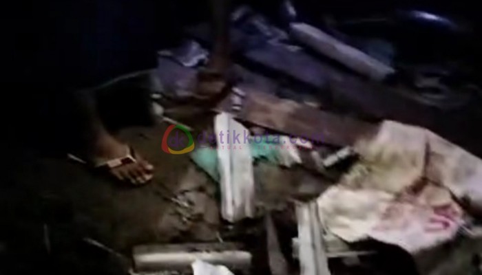 Kondisi rumah Pak Wi (50), Desa Bates, Kecamatan Dasuk, Kabupaten Sumenep usai terjadi ledakan.