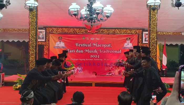 Pertunjukan Sintong di Festival Macopat, Tari dan Musik Tradisional di Pendopo Agung Sumenep.