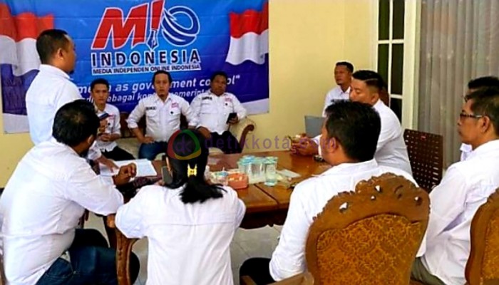 Sejumlah Pengurus PD MIO Indonesia Kab. Sumenep sedang rapat.