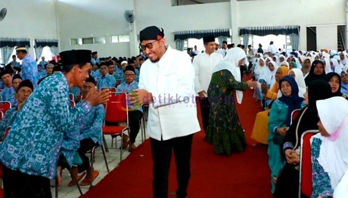 Bupati H. Achmad Fauzi Wongsojudo melepas secara simbolis calon jemaah haji Sumenep tahun lalu di Gedung Korpri setempat.