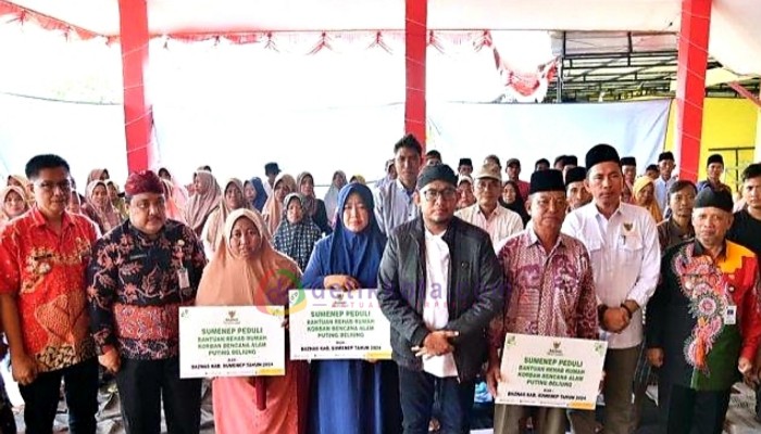 Bupati Sumenep, H. Achmad Fauzi Wongsojudo usai penyerahan bantuan kepada warga terdampak bencana di Balai Desa Nambakor, Kec. Saronggi.