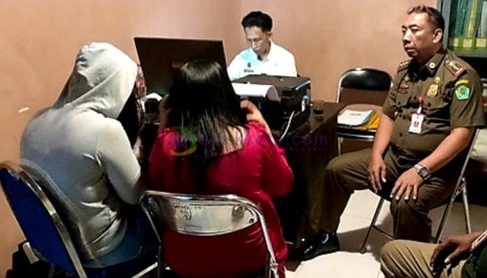 Petugas Satpol PP Kab. Pamekasan mendata 2 wanita asal Bekasi inisial NH dan SS usai diamankan di salah satu hotel melati.