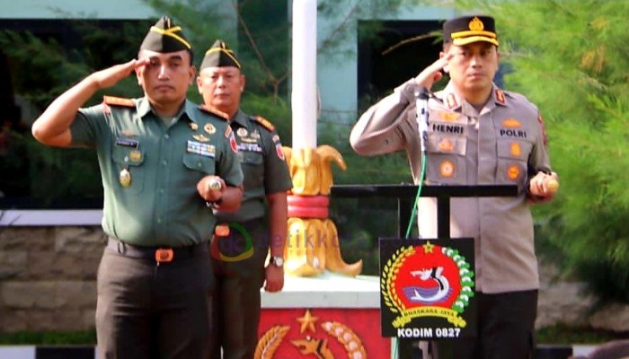 Dandim 0827/Sumenep, Letkol Czi Donny Pramudya Mahardi dan Kapolres Sumenep AKBP Henri Noveri Santoso saat apel bersama di lapangan Makodim setempat.