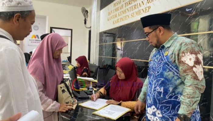 CJH sedang mengurus administrasi pelunasan Bipih di Kantor Kemenag Sumenep.