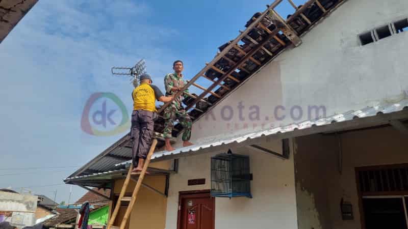 Anggota Koramil 03/Serengan Kodim 0735 Surakarta bersama Polsek Serengan dan warga Kerja Bakti Perbaiki rumah warga