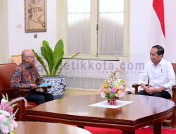 Presiden Jokowi Didatangi Ketua KPPS TPS 10 Kelurahan Gambir Jakarta Pusat