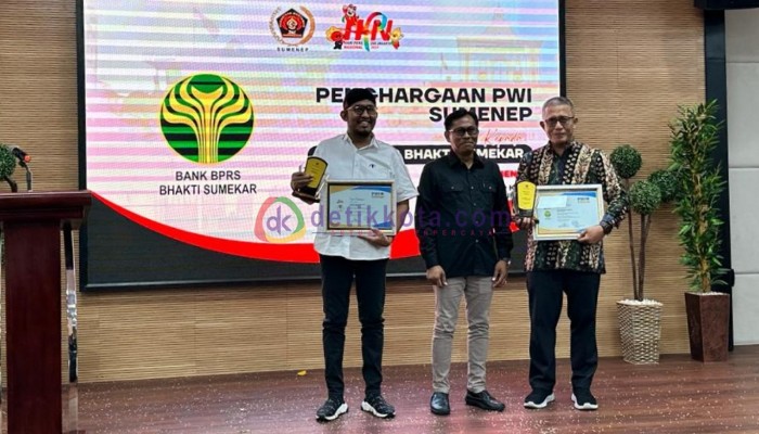 Bupati Sumenep H. Ach. Fauzi Wongsojudo (kiri) Ketua PWI Sumenep Syamsul Arifin (tengah) dan Dirut BPRS Bhakti Sumekar Hairil Fajar saat menerima penghargaan.