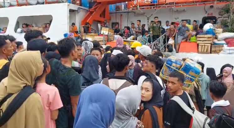 Ratusan Penumpang Menuju Pulau Sapeken