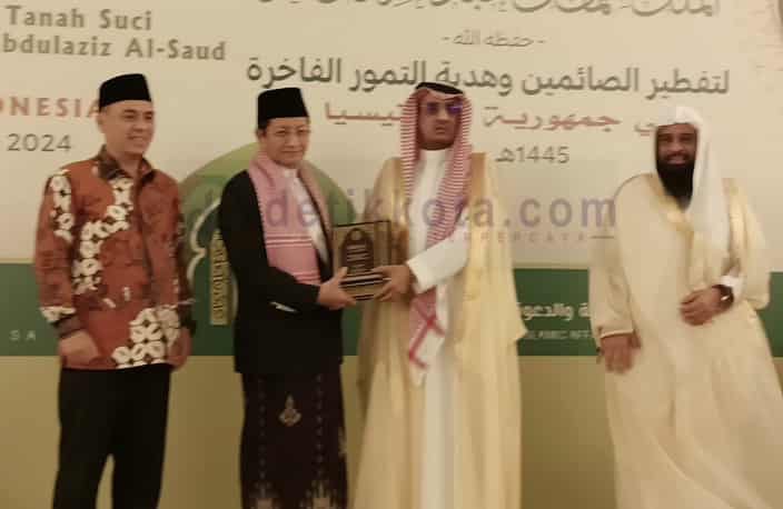 Penyerahan simbolis ini dilakukan oleh Duta Besar (Dubes) Saudi untuk Indonesia