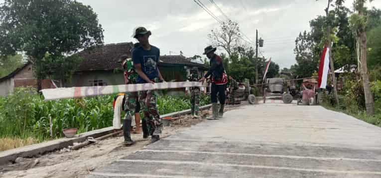 Kegiatan TMMD ke 119 di Tahap Finishing  Pengecoran Jalan