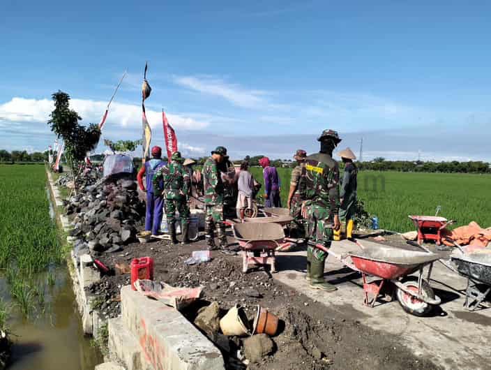 Pengerjaan Rabat Beton yang di Lakukan TMMD Sengkuyung