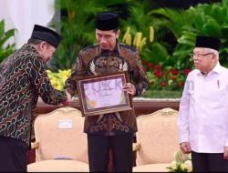 Presiden Jokowi Serahkan Zakat Kepada Baznas