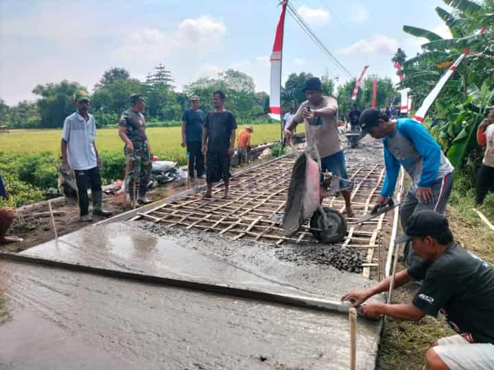 Pengecoran Jalan yang di Lakukan TMMD ke 119 Kodim Sragen