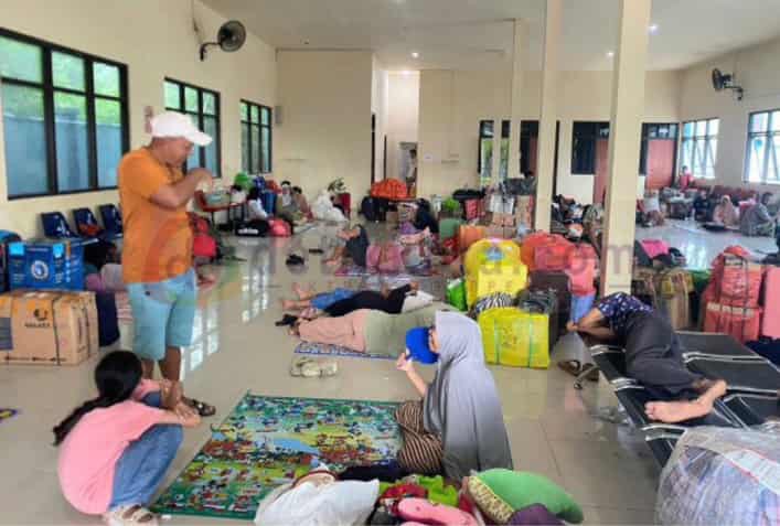 Ratusan Warga Mnginap di Ruang Tunggu Pelabuhan Kalianget Akibat Cuaca Burun