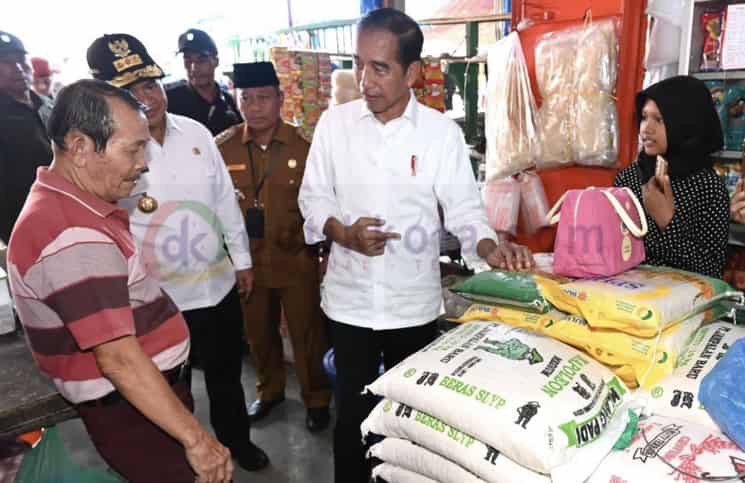 Presiden Jokowi saat meninjau langsung harga dan stok sejumlah bahan pokok di Pasar Kawat