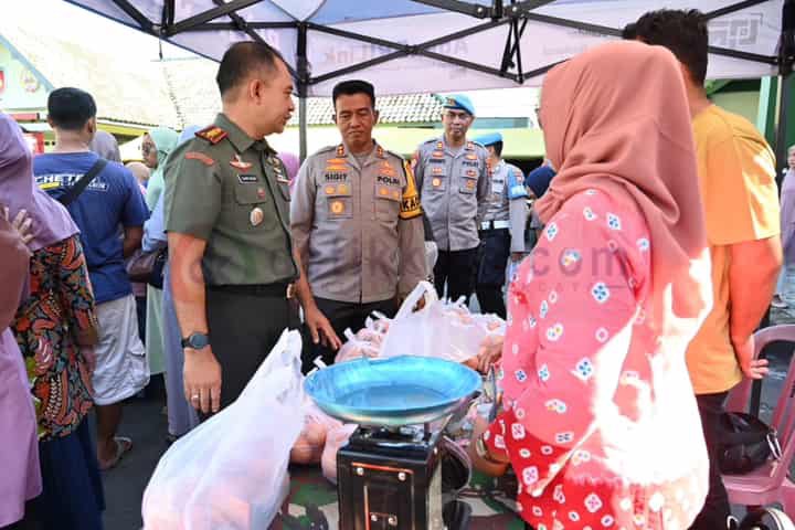 Dandim 0726/Sukoharjo Letkol Czi Slamet Riyadi S.E., meninjau langsung pelaksanaan kegiatan Pasar Murah Serentak Kodam IV/Diponegoro