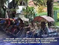 Said Abdullah Bagikan Zakat Mal ke Abang Becak