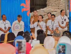 Jokowi Berdialog dengan Warga Saat Meninjau Stok Beras dan Penyerahan Bantuan di Jambi