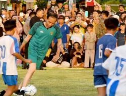 Presiden Jokowi Main Bola dengan Para Bakat Muda Gorontalo