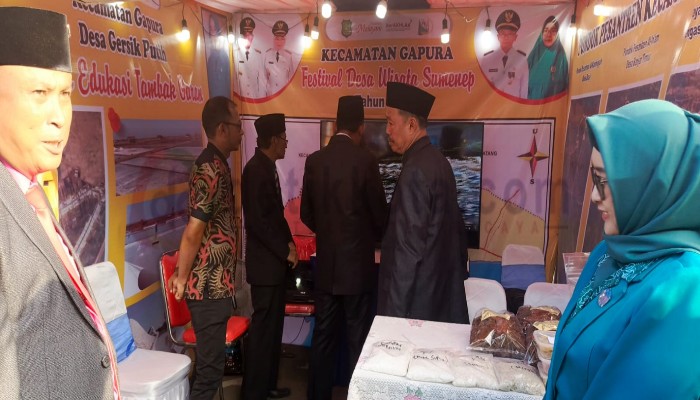 Saat Bupati Sumenep Achmad Fauzi Wongsojudo Berkunjung ke Stand Festival Wisata di Sepanjang Jalan dr. Soetomo Kelurahan Pajagalan