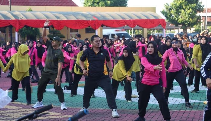 Olahraga Bersana dalam rangka memeriahkan HUT Bhayangkara ke-78, yang bertempat di halaman Mako Polres Sumenep.