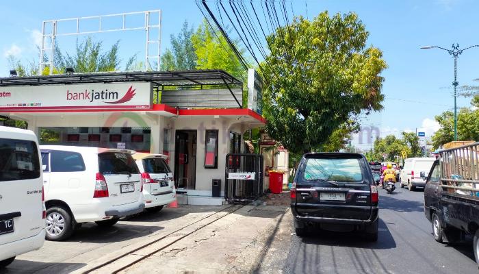Parkir Liar di Depan Kantor Bank Jatim Sumenep yang mendapat sorotan dan kritik publik.