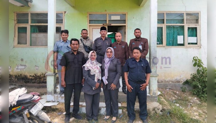 Dewan Pendidikan Sampang berfoto bersama saat terjun ke lokasi SDN Pajeruan 4 Kecamatan Kedungdung, setelah diberitakan Kasek sering tidak masuk setelah menjabat Pj Kades Komis Kec Kedungdung. 