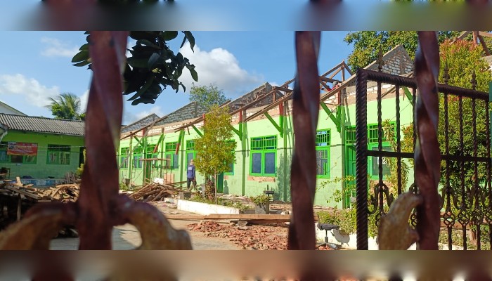 Foto tampak renovasi SDN Karangduak I Sumenep yang kemudian diketahui  menelan anggaran hingga 1,6M lebih